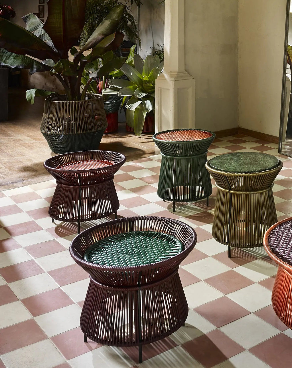Black Red Basket Table